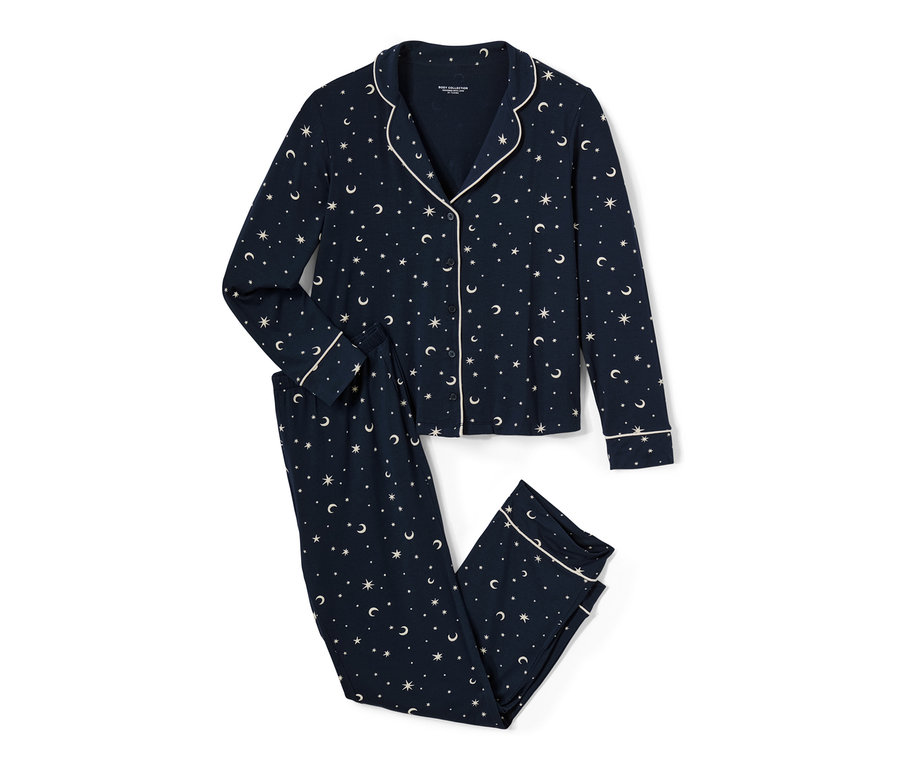 Pyjama bleu marine avec motif ciel étoilé.