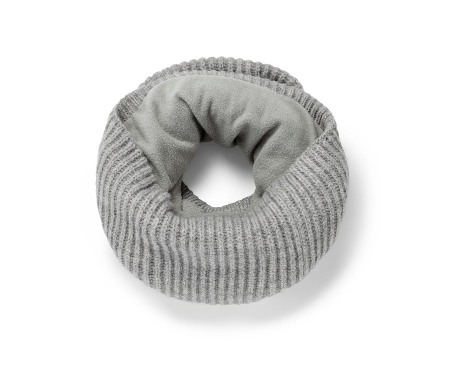 Écharpe tube en maille grise.
