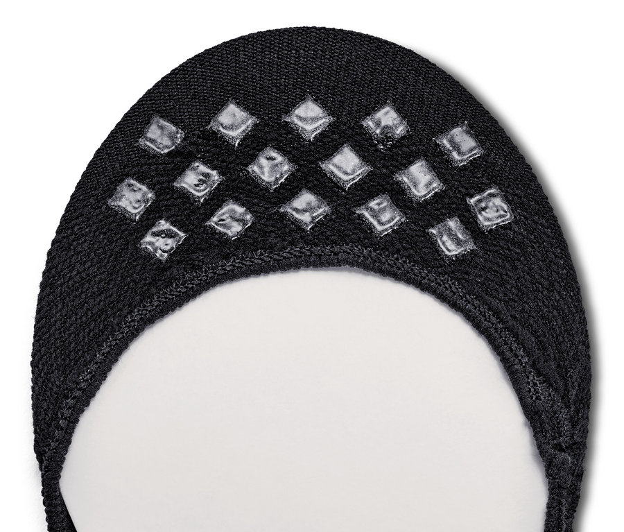 Gros plan sur des 2 paires de socquettes de sport noires avec des éléments antidérapants sur le dessous.
