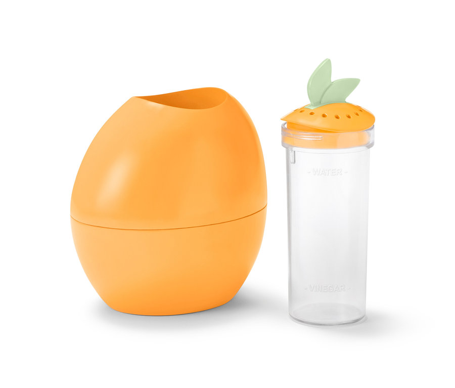 Un nettoyeur à micro-ondes orange en forme d'orange et un récipient pour l'eau et le vinaigre.