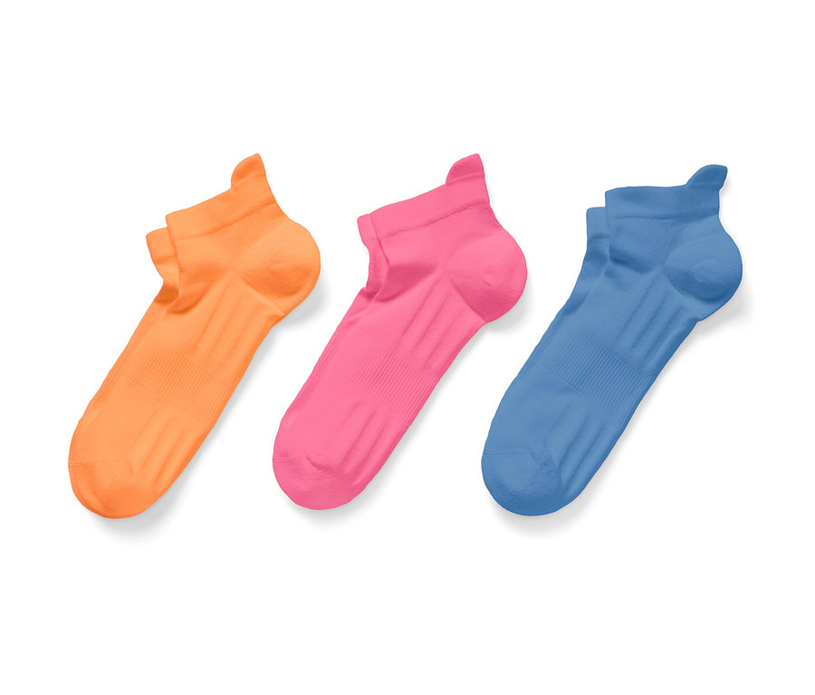 Trois paires de chaussettes de course à pied professionnelles colorées.
