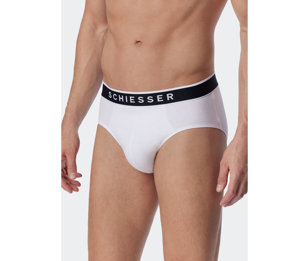 Homme portant un slip Rio SCHIESSER blanc avec une ceinture noire et le nom de la marque.
