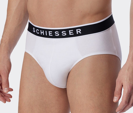 Un homme porte 3 slips Rio SCHIESSER en coton bio, blanc.