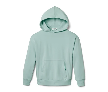 Un sweatshirt à capuche bleu clair pour enfant.