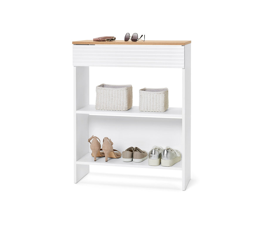Un portefeuille et des lunettes de soleil reposent sur le dessus d'une console avec tiroir ; deux paniers en osier et des chaussures sont placés dans les étagères.