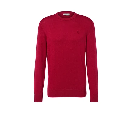 Pull rouge à encolure ronde.