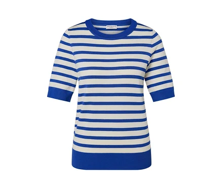 Pull en maille fine rayé bleu et blanc.