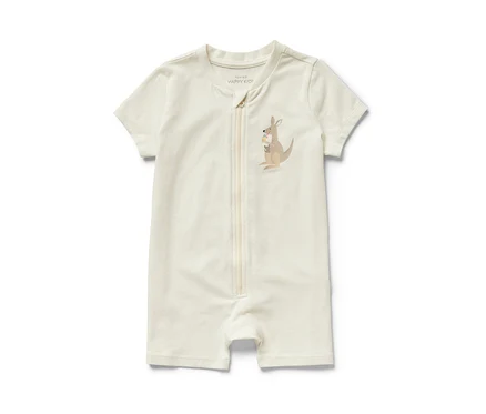 Un pyjama court pour bébé de couleur crème avec un dessin de kangourou.