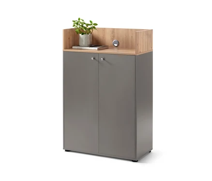 Un buffet haut à 2 portes gris avec un plateau en bois sur lequel reposent une plante en pot et un livre.