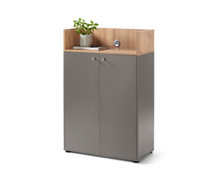 Un buffet haut à 2 portes gris avec un plateau en bois sur lequel reposent une plante en pot et un livre.