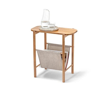 Sur une table d'appoint avec rangement à boucles se trouvent une carafe et un verre d'eau.