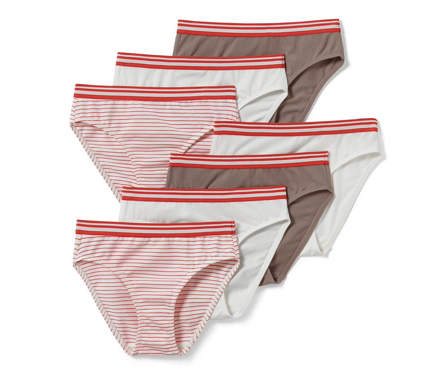 Sept slips pour filles : deux à rayures, trois blancs et deux marron. Toutes ont une taille rouge.