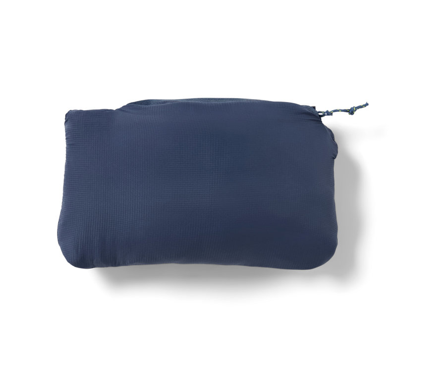 Une veste sans manches hybride « pack light » bleu foncé est emballée.