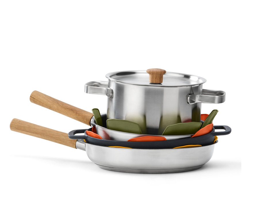 Un ensemble composé d'une casserole en acier inoxydable avec couvercle et de poêles est empilé avec 3 protections pour casseroles en silicone entre les deux.