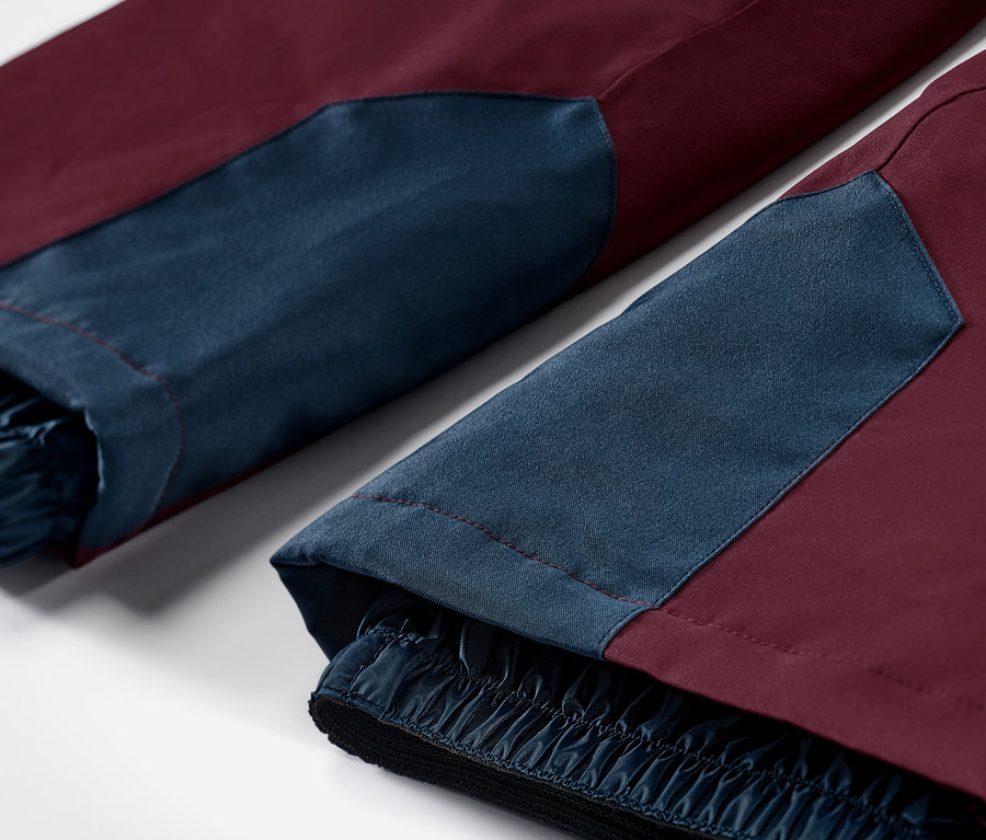 Gros plan sur le pantalon de ski et de snowboard bordeaux.