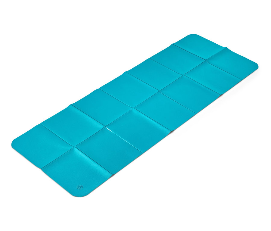 Un tapis de sport de voyage pliable turquoise est déroulé.