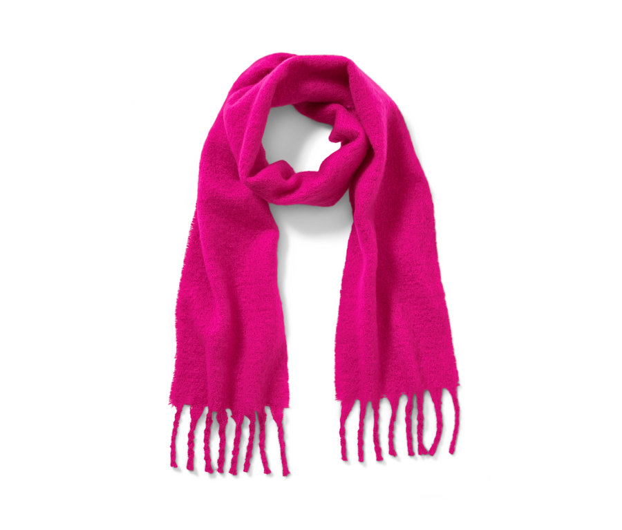 Une écharpe tissée rose avec des franges sur un fond blanc.