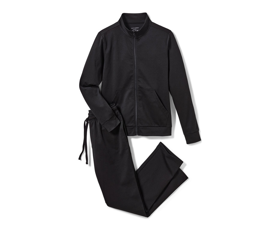 Un survêtement d’intérieur noir avec fermeture éclair et pantalon.