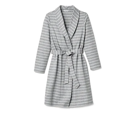 Robe de chambre grise à rayures blanches avec ceinture.