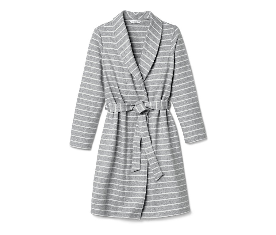 Robe de chambre grise à rayures blanches avec ceinture.