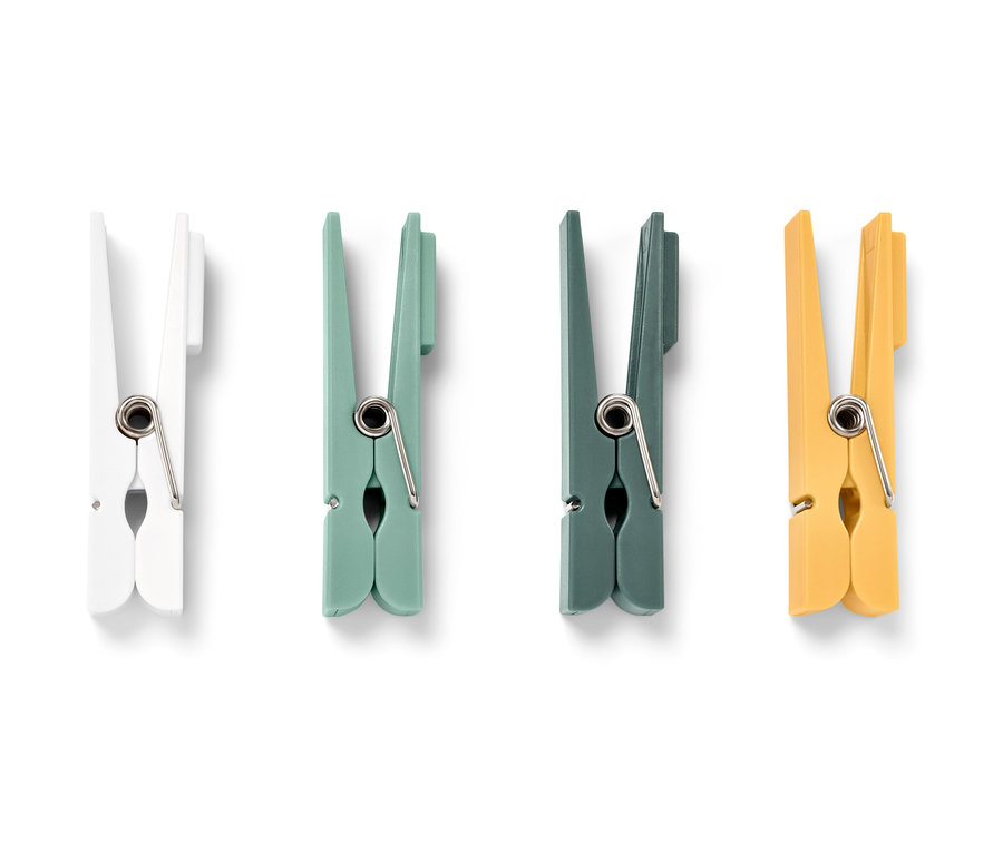 Quatre aimants pour réfrigérateur blancs, vert clair, vert foncé et jaunes.