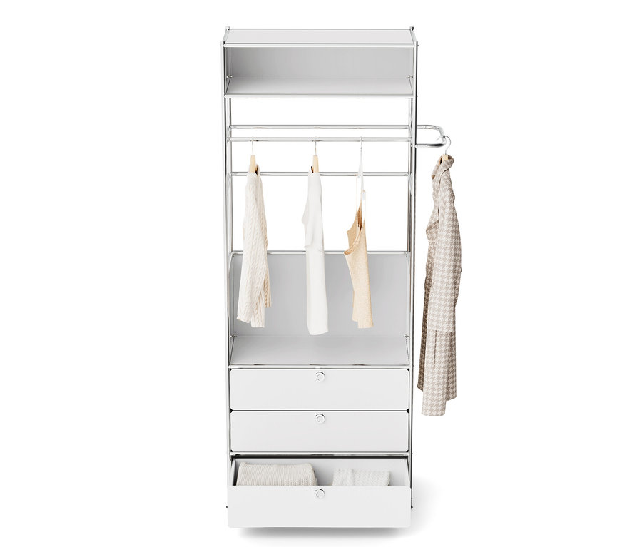 Garde-robe en métal « CN3 » avec tiroir ouvert et vêtements sur tringle.