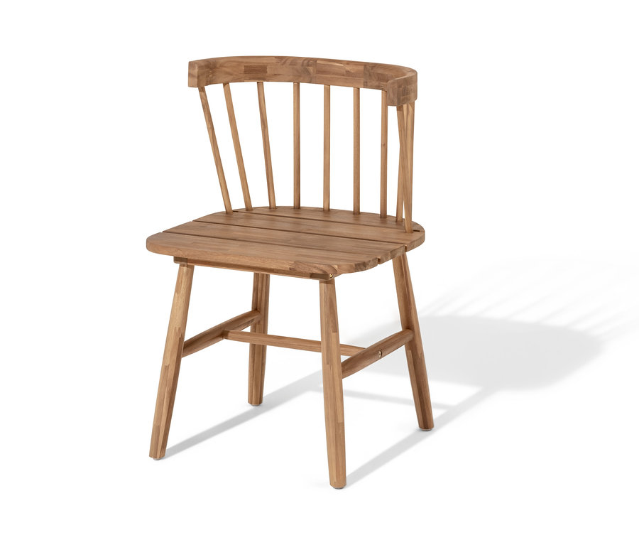 Une chaise de salle à manger avec coussin d’assise sur fond blanc.