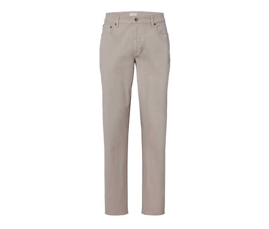 Un pantalon 5 poches beige sur fond blanc.