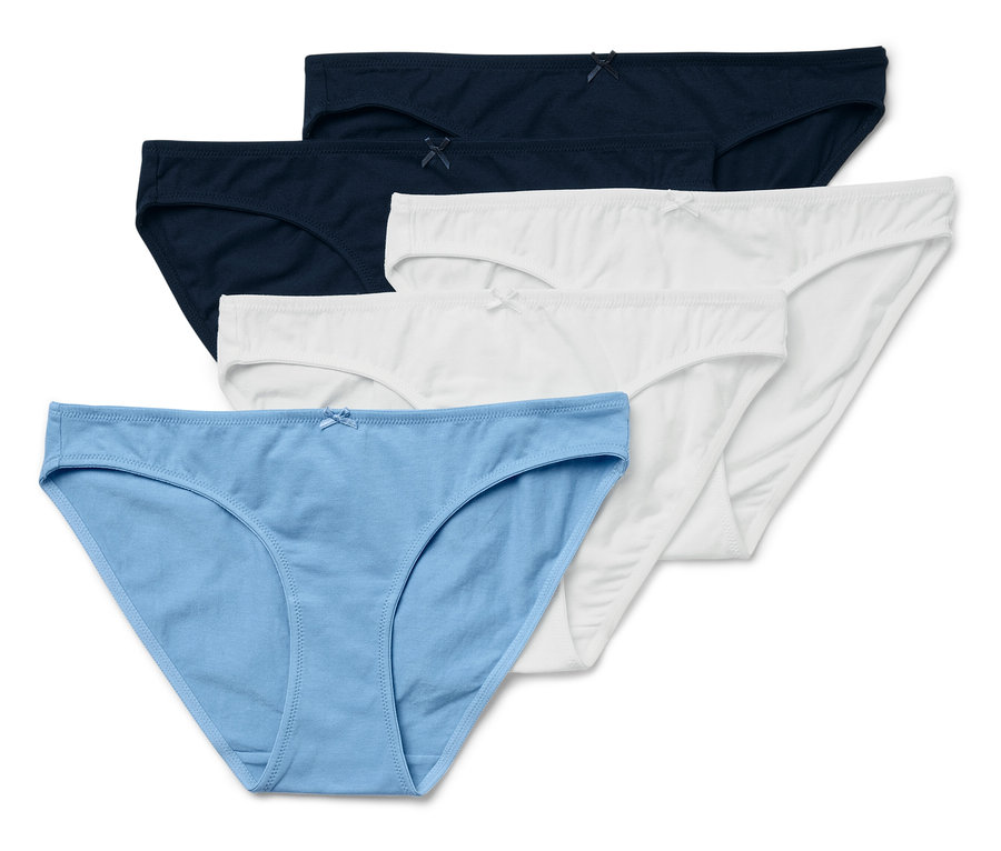 Quatre culottes pour femmes de différentes couleurs (bleu, blanc et bleu foncé) disposées en rangée.