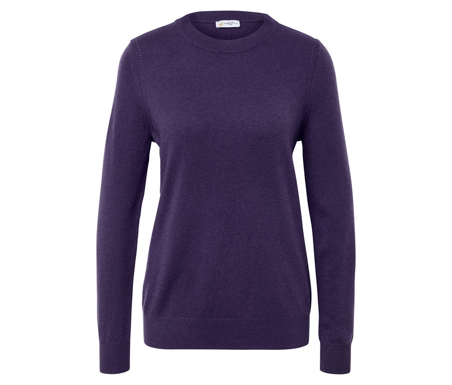 Pull violet à manches longues sur fond blanc.