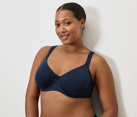 Femme aux cheveux foncés portant un soutien-gorge bleu marine.