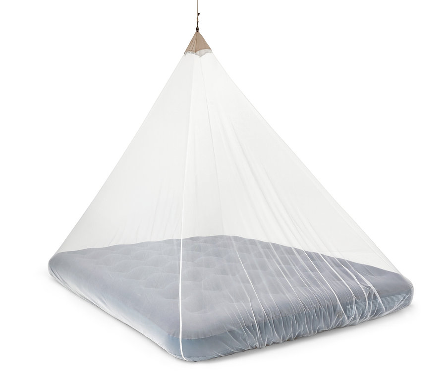 Une moustiquaire de voyage suspendue au-dessus d'un matelas bleu.