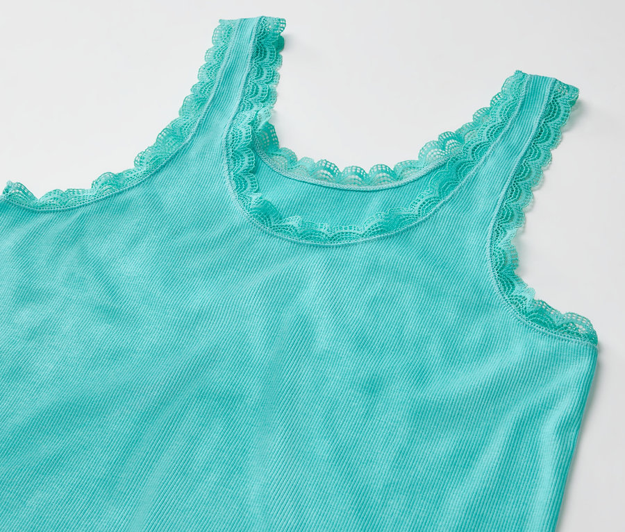 Débardeur turquoise en tissu côtelé d'un ensemble de pyjama avec bordure en dentelle.