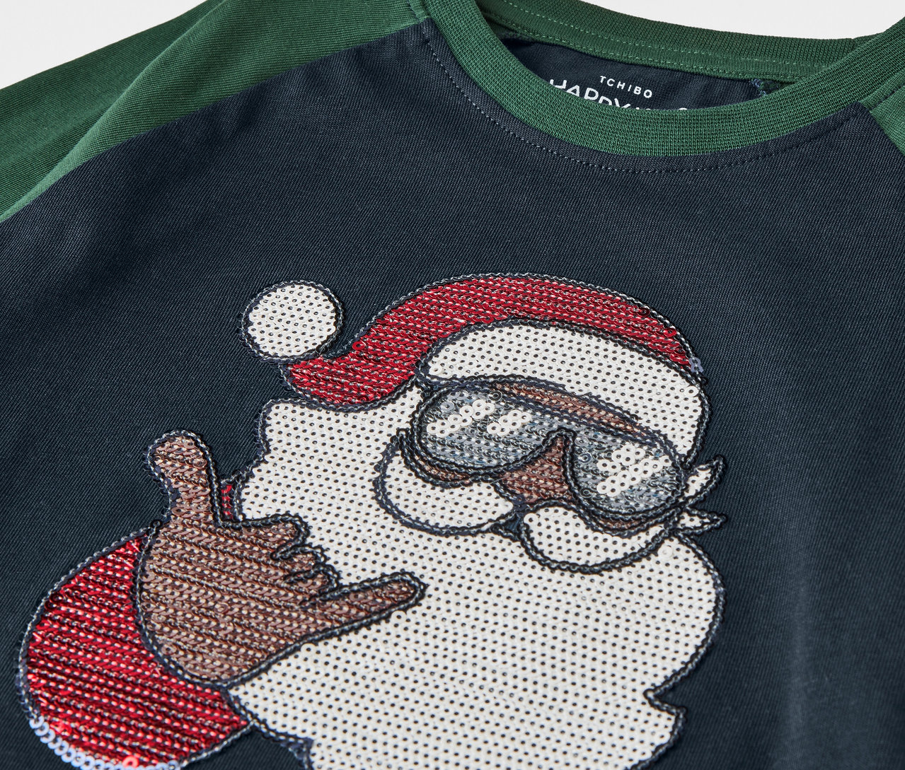 T-shirt avec un motif de Père Noël portant des lunettes de soleil.