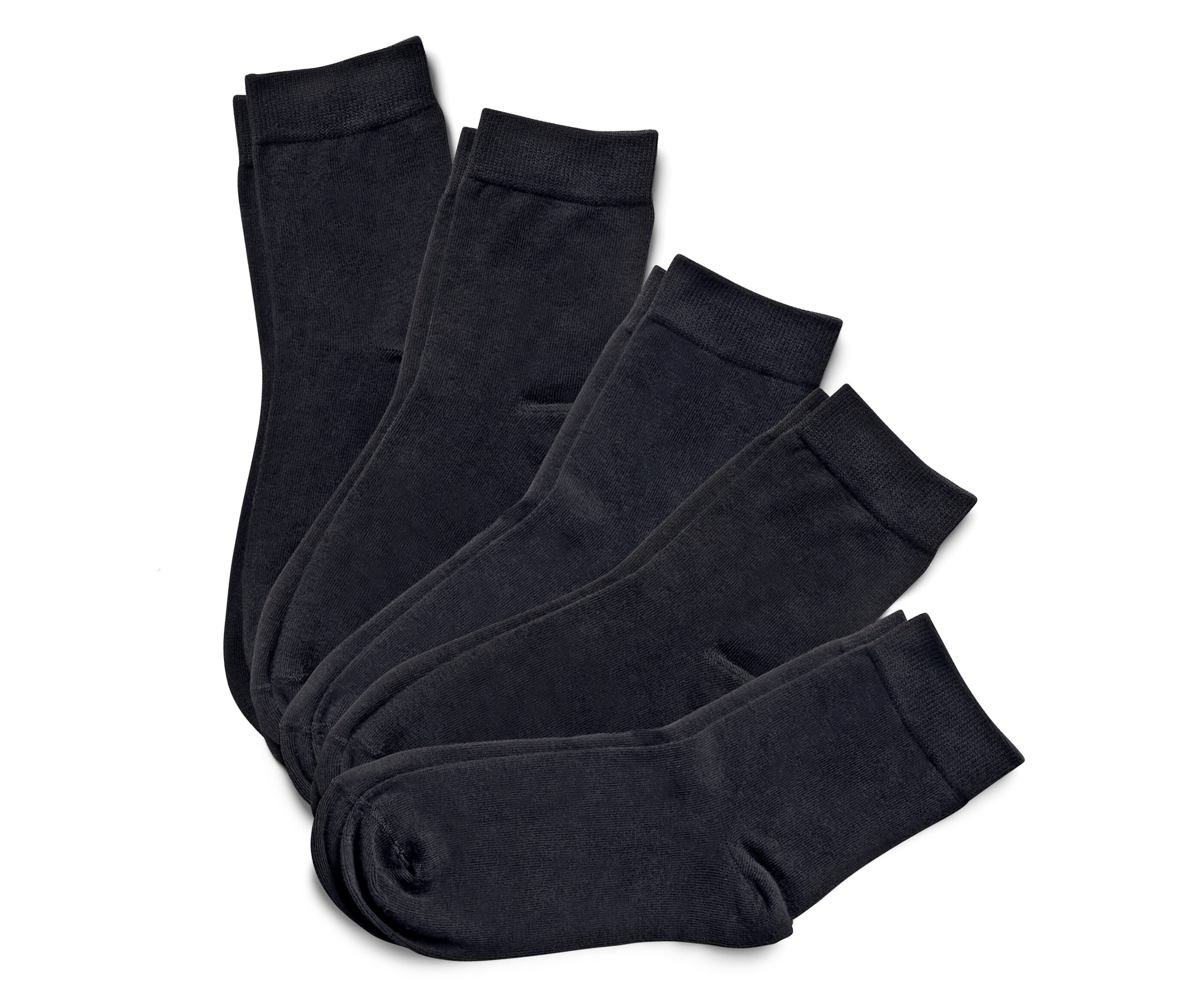 Cinq paires de chaussettes noires empilées les unes sur les autres.