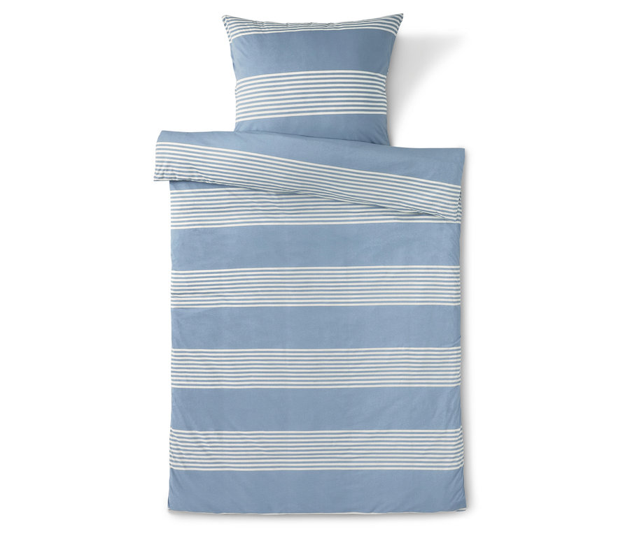 Linge de lit avec des rayures bleues et blanches et un oreiller sur le dessus.