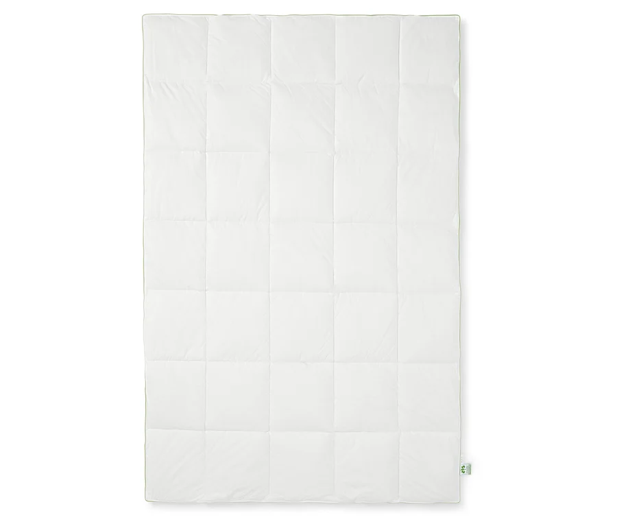 Une couette blanche matelassée.
