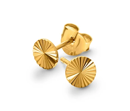 Deux boucles d'oreilles en or avec un design circulaire et un motif radial