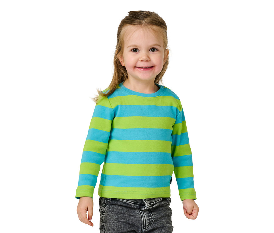 Fillette souriante portant un t-shirt à manches longues rayé bleu et vert.