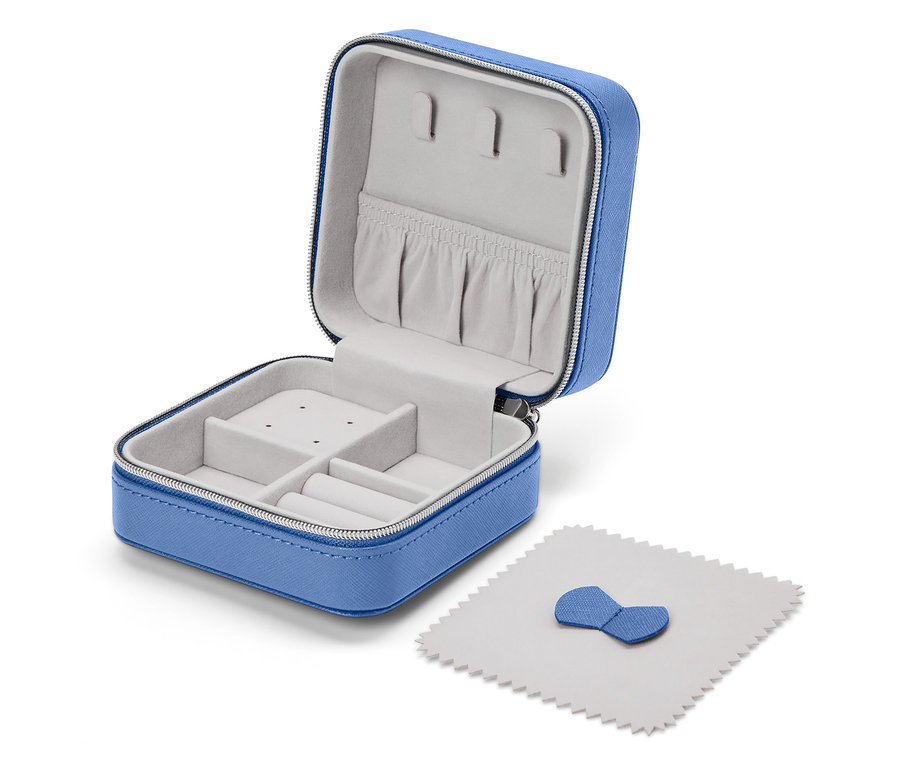 Boîte à bijoux bleue ouverte avec doublure intérieure grise et chiffon de polissage.