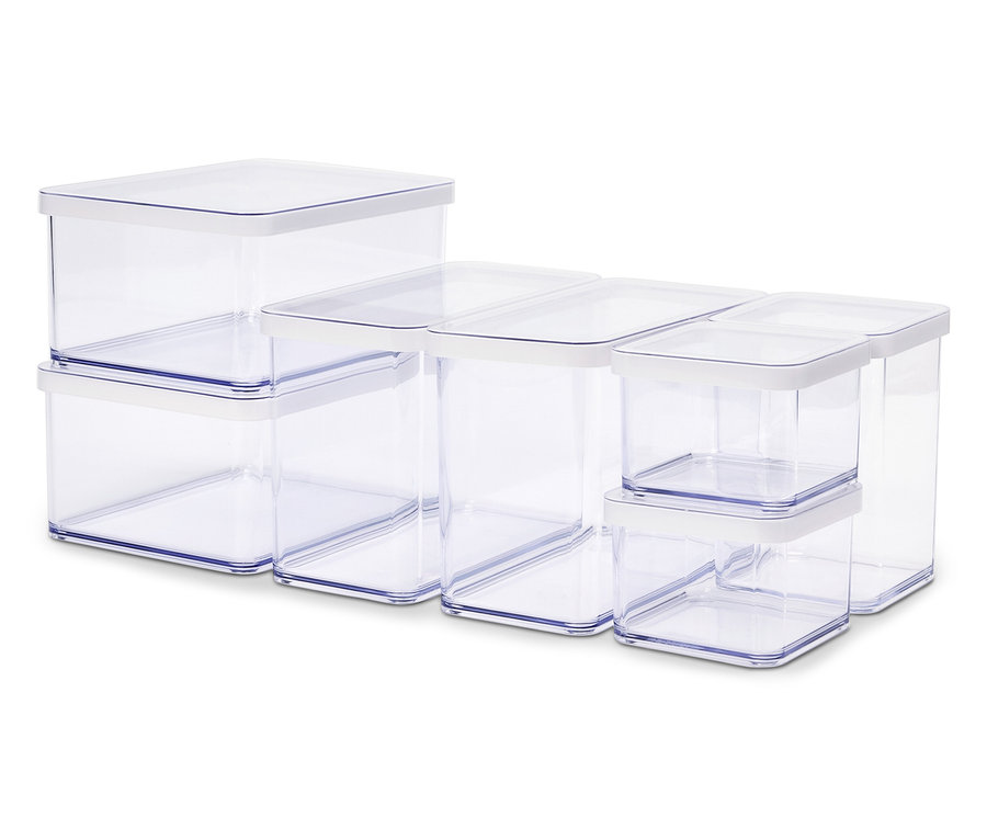 Un arrangement de récipients transparents de différentes tailles avec des couvercles blancs.