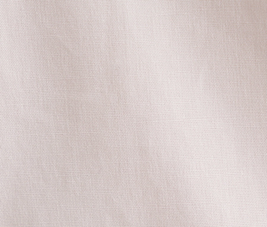 Gros plan sur un chemisier Seidensticker Slimfit rose clair.