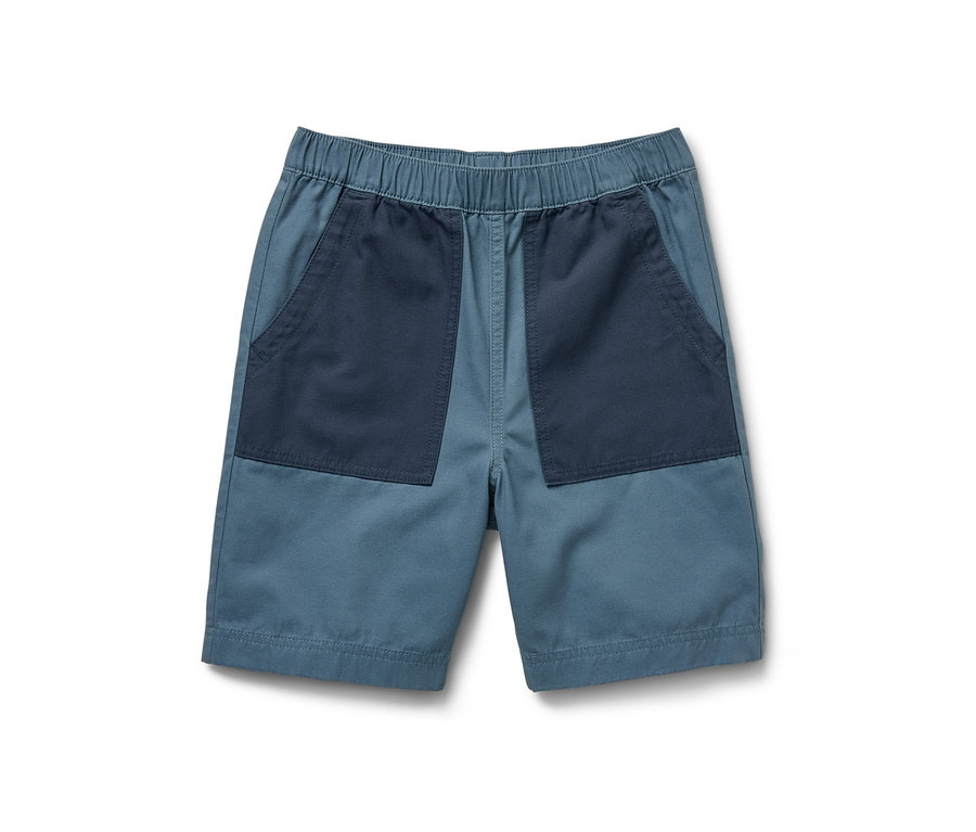 Bermudas pour enfant bleus avec poches bleu foncé.