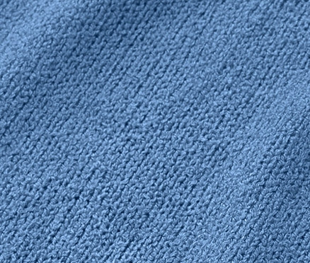 Gros plan d'un t-shirt structuré bleu.