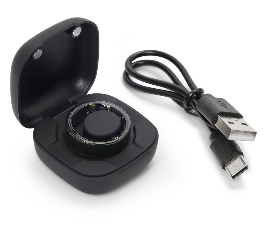 Bague intelligente noire dans un étui de chargement ouvert avec un câble de chargement noir.