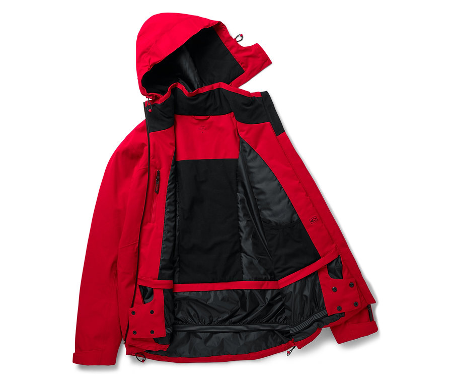 Veste rouge ouverte avec doublure noire.