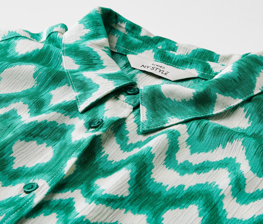 Gros plan sur une robe chemise imprimée.