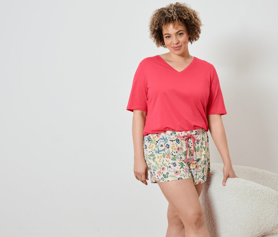 Femme portant un ensemble pyjama shorty.