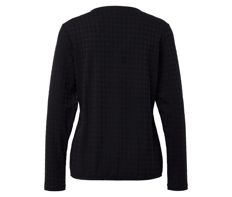 Détail du dos d'un pull noir à manches longues.