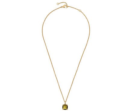 Collier en or avec une pierre verte rectangulaire.